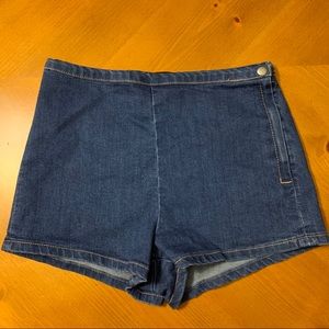 Zip-up denim shorts
